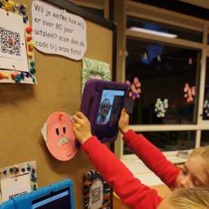 Met de iPad de QR-code van je kleinkind scannen