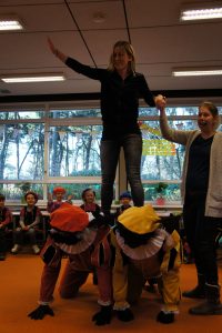 Gymjuf Minke doet kunstjes met de pieten