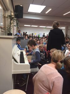 Basil op de schoolpiano