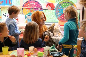 De paashaas had kleine knuffelhaasjes mee