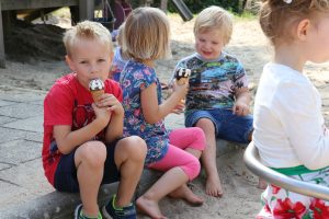 In de zonnige speeltuin getrakteerd worden op een ijsje: wat een feest!