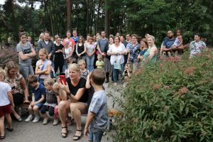 Ouders kijken halsreikend uit naar hun kleuter die de kleuterschool uitglijdt