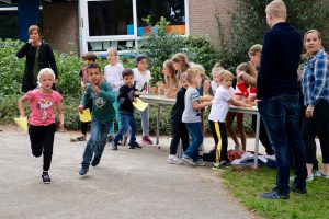 Het is dat er een stempel op de kaart MOET, want de kinderen rennen liever gewoon door!