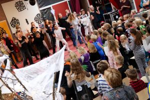 Dansen en zingen op Kinderen voor Kinderen