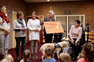 De leerkrachten geven de cheque aan St. Hulphond