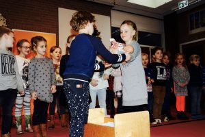 Groep 2 zingt het kerstverhaal met Jozef&Maria 'Lieve Jozef'