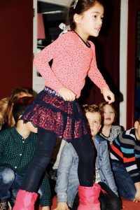 Groep 3 danst op 'Niets is cooler dan Kerstmis' van Kinderen voor Kinderen (mede dankzij gymmeesters Luuk en Joppe!)