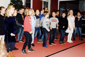 Groep 5 zong over Bengel de Engel die hele stoute dingen deed!