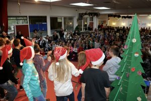 Groep 8 sloot af met Mariah Carey's 'All I want for Christmas', met de tekst 'Meester Evert het gaat u goed!'