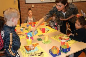 Melk of thee voor de kinderen in groep 3