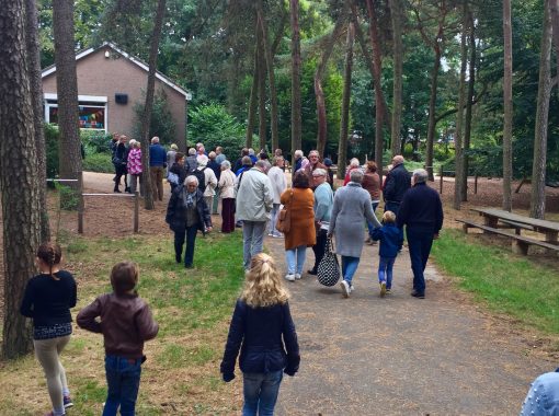 Opa's en oma's op het schoolplein