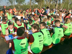 Gezamenlijk ontbijten met alle 2300 kinderen