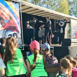 De wethouder ontsteekt het Junior Olympische vuur